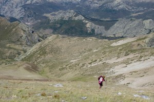 Subiendo la loma del Mojón Tres Provincias, al fondo Llánaves de la Reina y delante el Boquerón de Bobias